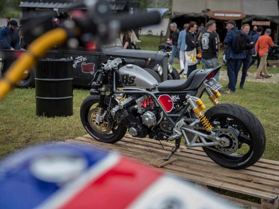 Honda at Wheels and Waves: Bad Seeds ja 6-sylinterinen CBX-1000 kustomointi.