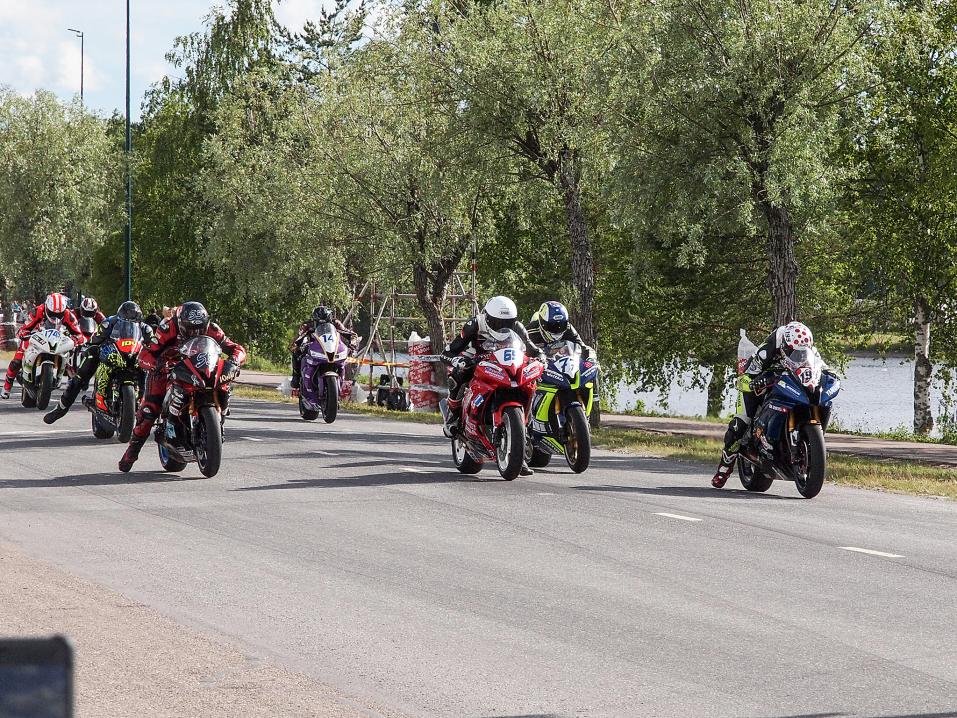 IRRC-sarjan 600-kuutioisten ensimmäinen lähtö.