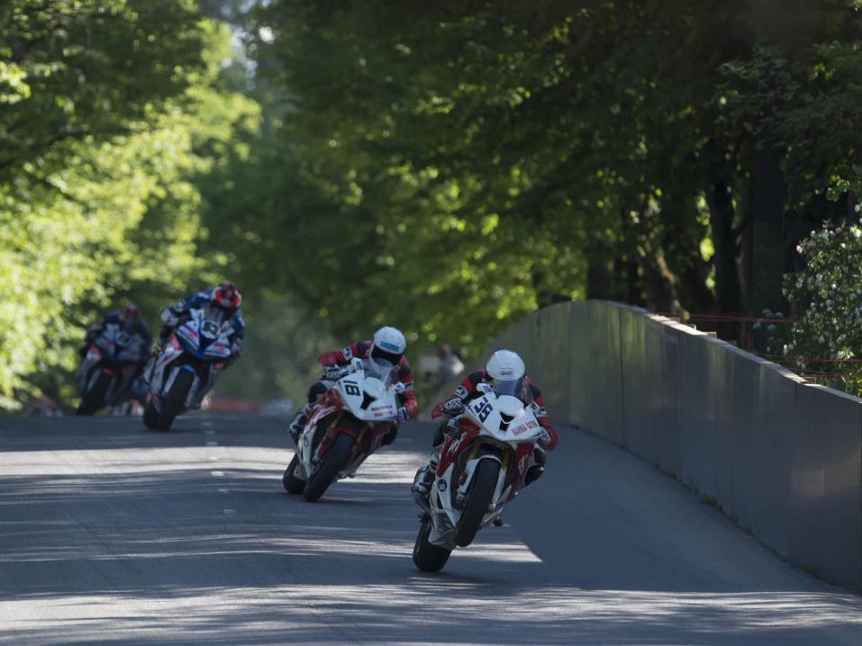 Erno Kostamo sai IRRC-superbike kilpailuun hyvän lähdön. Avauskierrosta mentiin Kostamon johdolla, takana Pauli Pekkanen ja Alessandro Polita.