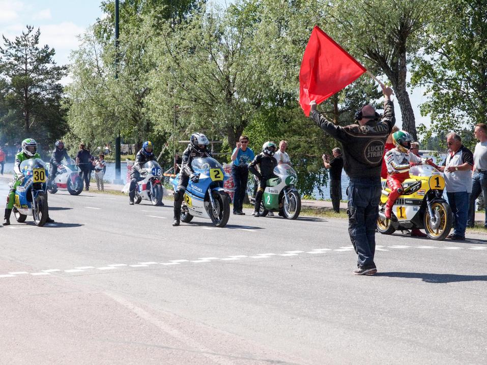 Legendojen näytösajon lähtö sunnuntaina Imatralla. Oikealla Giacomo Agostini.