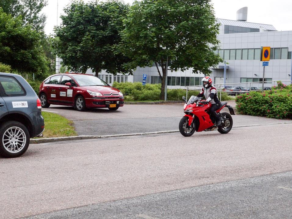 Kuvituskuva takavuosilta. VTT:n autonomisesti ajava Marilyn 2 testaamassa moottoripyörän näkymistä risteystilanteessa. Kuva Motouutiset / Erkki Mäki.