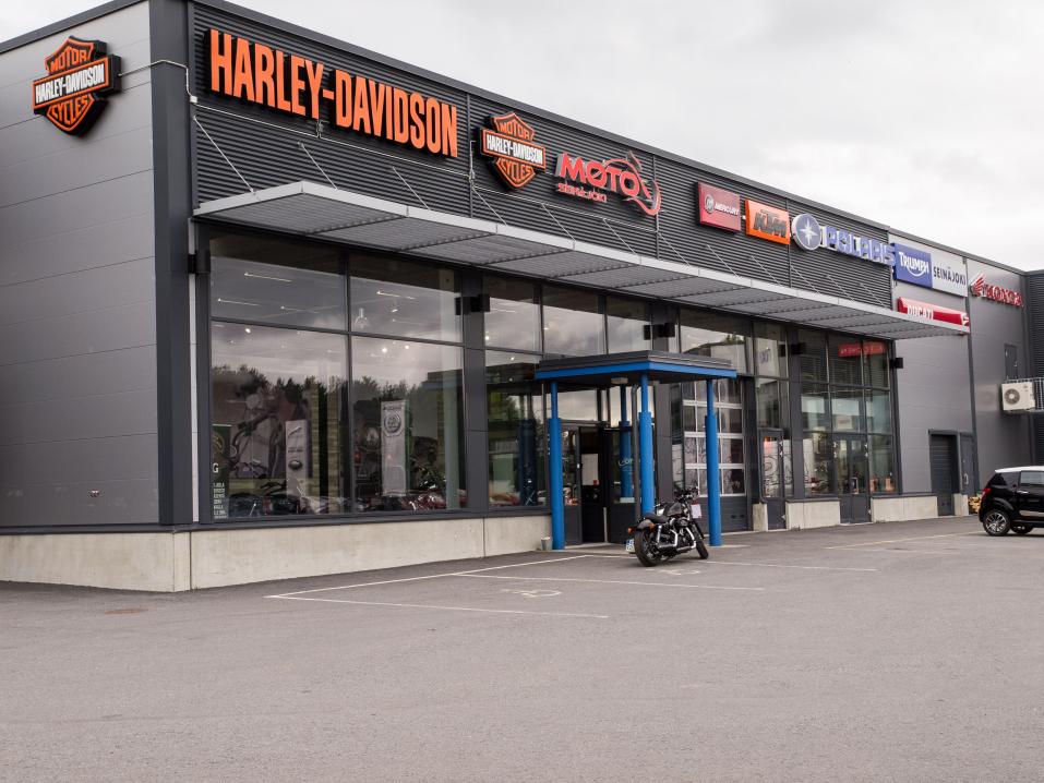 Moto-Seinäjoen hieno, moderni liiketalo. Yritys myy Harley-Davidsonin, Hondan, Triumphin, Ducatin ja KTM:n moottoripyöriä sekä Vespoja ja Derbyjä ja lisäksi Ligierin mopoautoja.