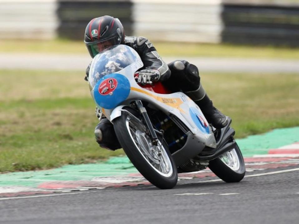 Guy Martin matkassa Honda Sixillä Mike Hailwoodin, 'Mike the Biken', kunniaksi ajamillaan kierroksilla.