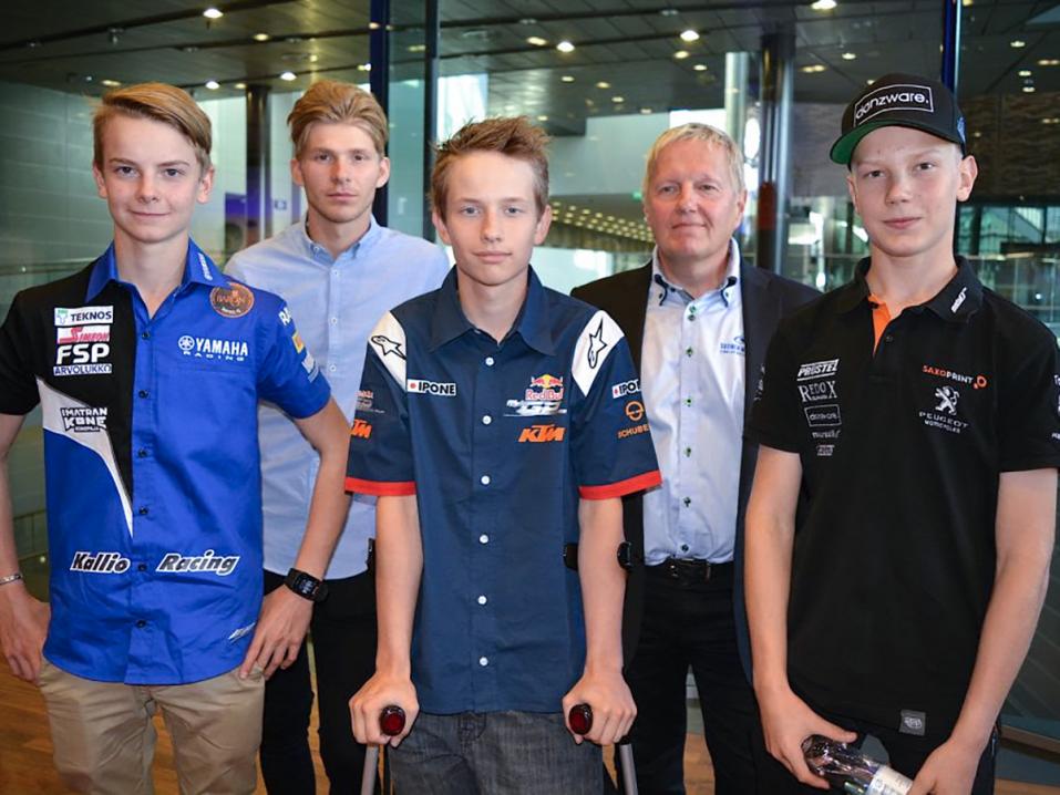 Osa tästä kuskinelikosta tullaan varmasti näkemään Suomen MM-osakilpailun viivalla. Vasemmalta Kimi Patova (SuperSport 300 MM), Niki Tuuli (SuperSport 600 MM), Peetu Paavilainen (Red Bull Rookies Cup), Suomen Moottoriliiton puheenjohtaja Tapio Nevala ja Patrik Pulkkinen (Moto3 MM). Kuva: Nita Korhonen