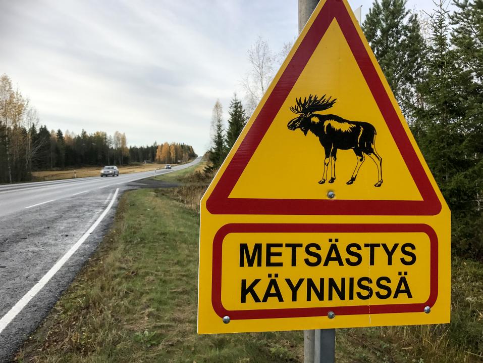 Hirvenmetsästyksestä kertova merkki.