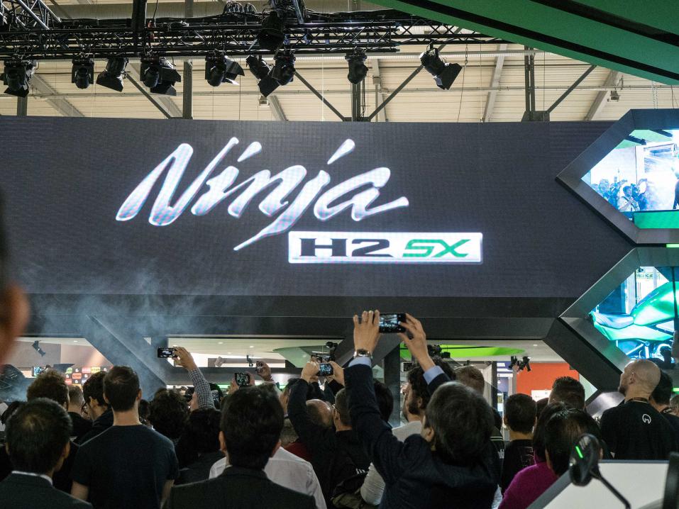 EICMA, Milano. Kawasaki Ninja H2 SX:n jukistustilaisuus.