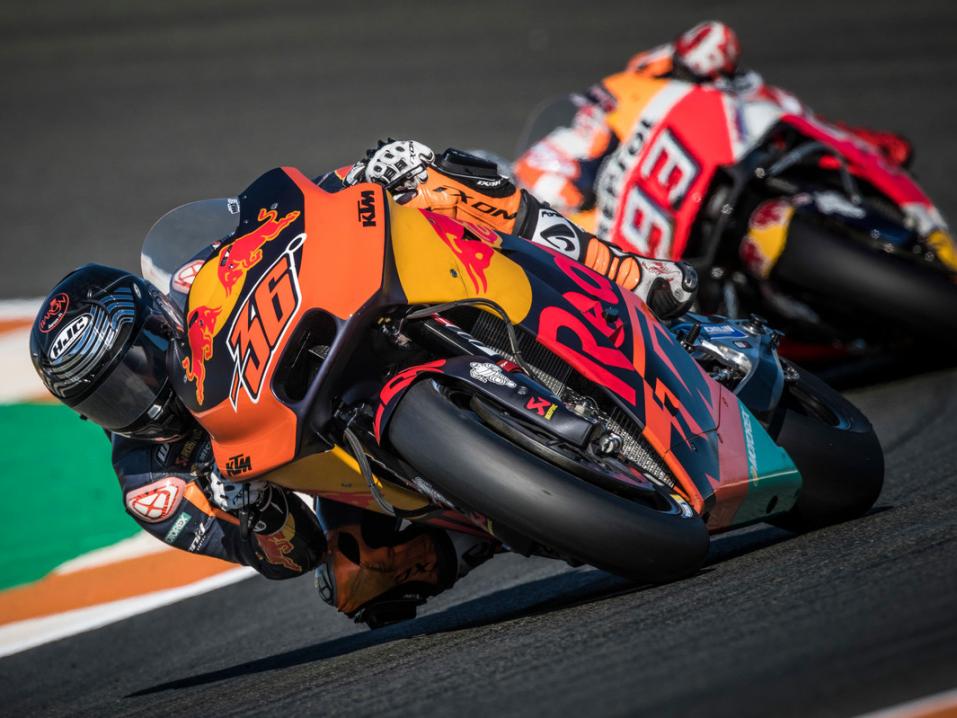 <p>Mika Kalliolla oli ongelmia erityisen takapyörän pidon kanssa. Takana paalupaikan ottanut Hondan Marc Marquez. Kuva: Philip Platzer / KTM</p>