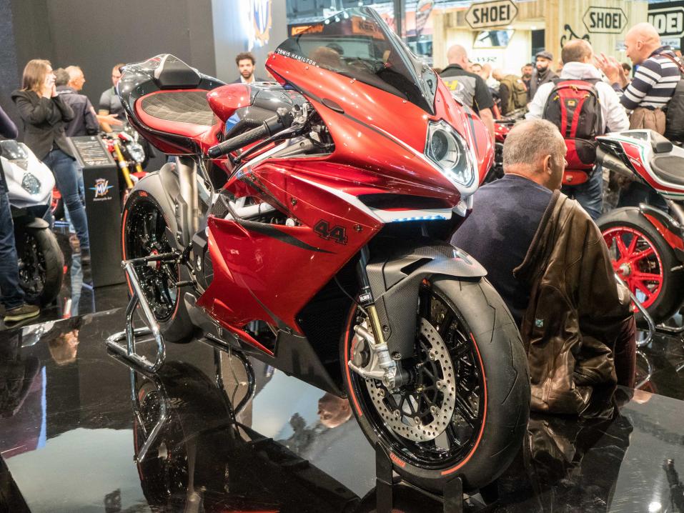 EICMA:ssa oli näytillä myös Lewis Hamiltonin (oma kappale?) MV:lle suunnittelemaa F4RC LH44:tä. LH:n arvannette mistä se tulee ja 44 tarkoittaa rajoitettua valmistusmäärää.