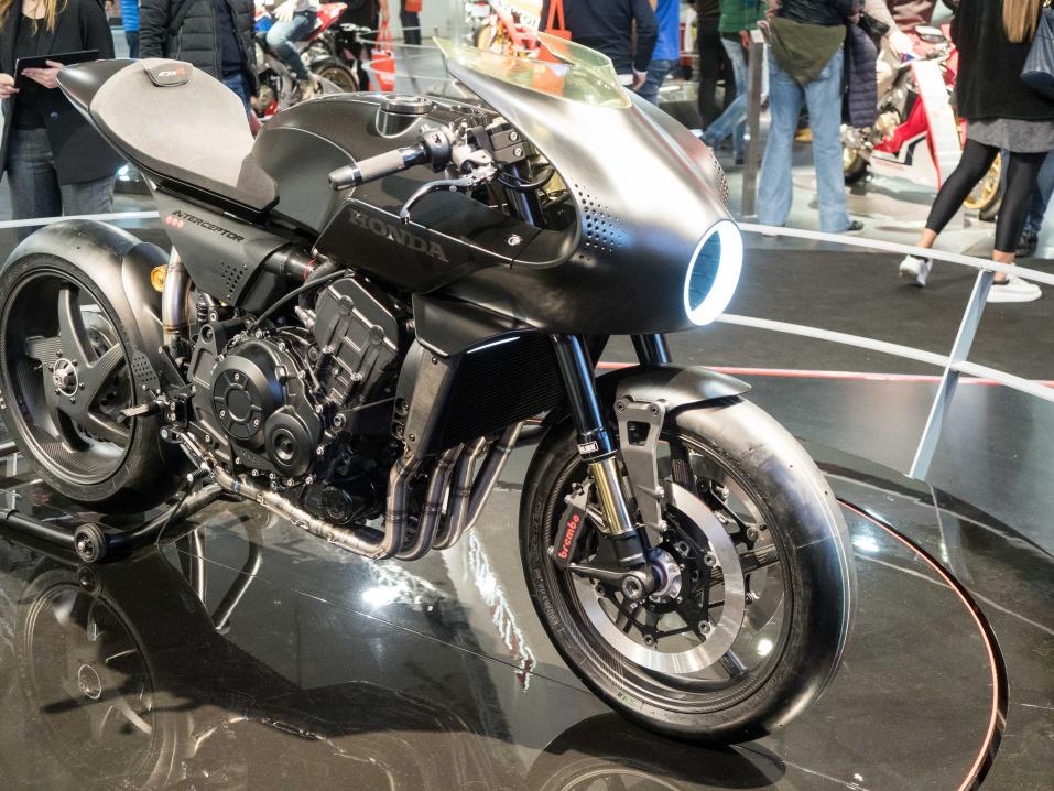 Hondan CB4 interceptor -konsepti EICMA:ssa oli asennettu pyörivälle alustalle kuten monen muunkin valmistajan mielenkiintoiset mallit.