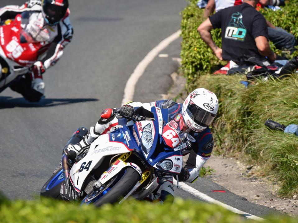 <p>Danny Webb tositoimissa Penz13.comille vuoden 2016 Mansaaren ajoissa. Kuva www.iomtt.com</p>