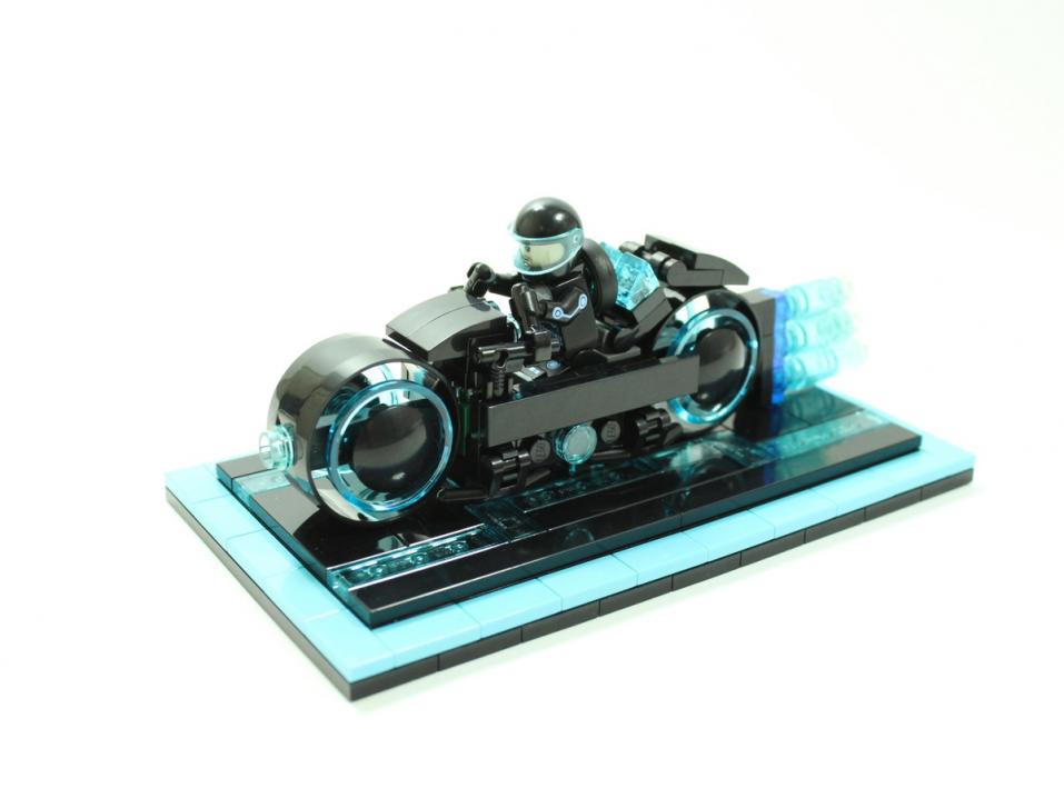 Lego Tron Light Cycle ja Sam Flynn.