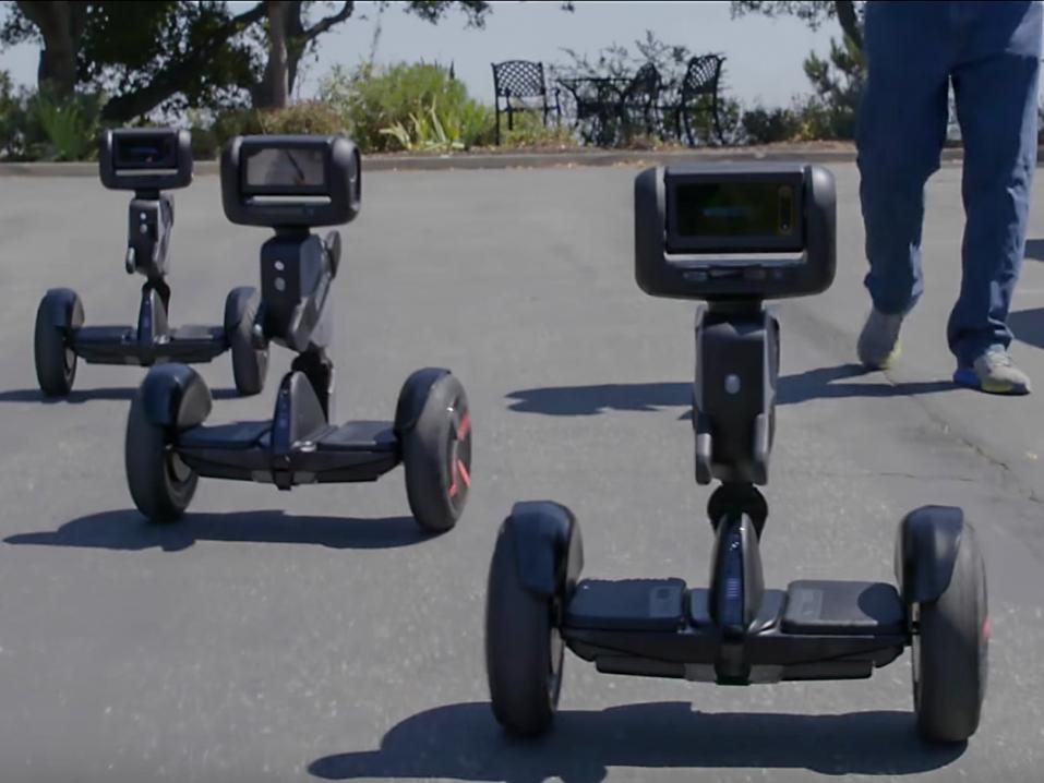 Segwayhyn perustuva autonominen Nimbo-robotti työssään.