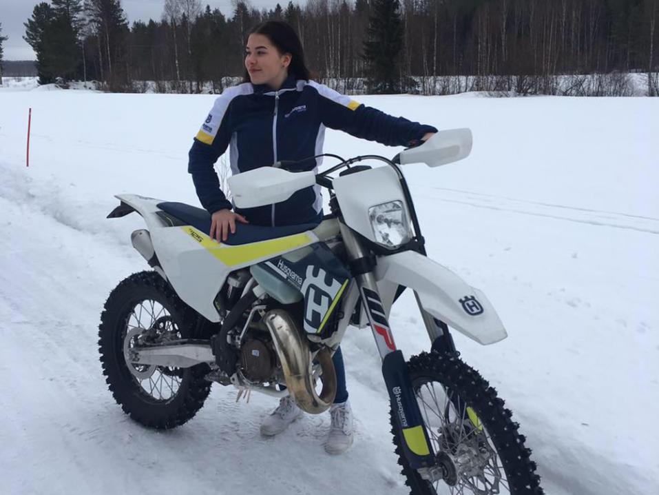 Janette Mielosen ajokkina tällä hetkellä Husqvarna 125cc.