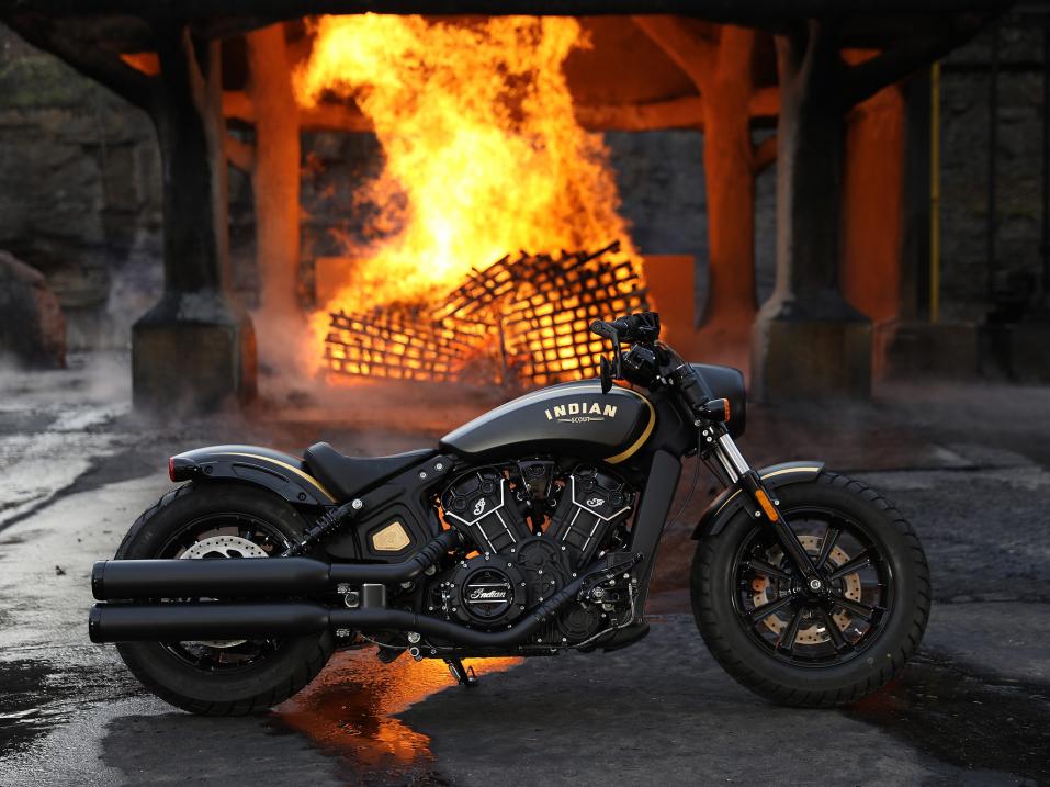 Jack Daniel’s Limited Edition Indian Scout Bobber. Näitä tehdään vain 177 kappaletta ja kultaukseen on käytetty 24 karaatin kultaa.