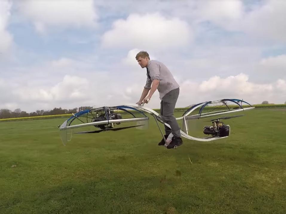 Colin Furze ja kotikutoinen lentävä moottoripyörä.