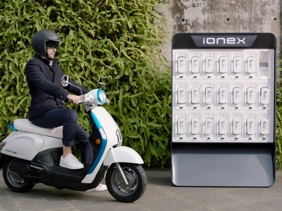 KYMCO Ionex sähköajoneuvojärjestelmä ja sen latausasema.