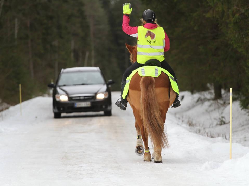 Seuraa ratsastajan käsimerkkejä. Käden nosto ei aina ole iloinen tervehdys, vaan pysähtymispyyntö.