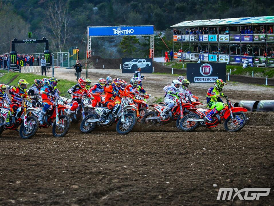 Lauantaina holeshotin napannut Emil Weckman (#125) sai eilen heikomman startin, mutta upea nousu toi nuorukaiselle kuitenkin komean kakkossijan. Kuva: MXGP