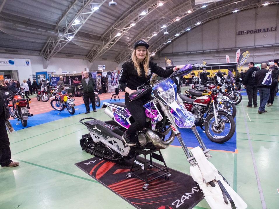 Miss Stuntbum alias Regina Lanko ja hänen talvinen ajopelinsä.