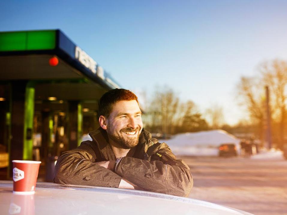 Valtaosa suomalaisista autoilijoista on hyvällä mielellä liikenteessä. Kuva: Nina Mönkkönen.