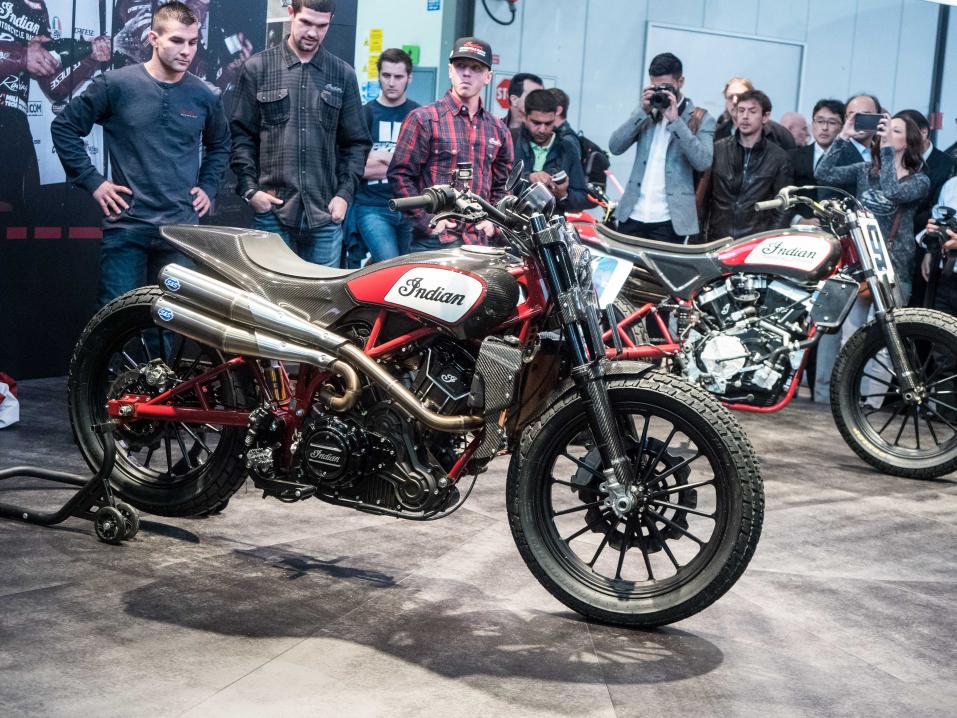 Kuvaa vuoden 2017 EICMA-messuilta. Edessä himoittu Indian Scout FTR1200 juuri paljastettuna.