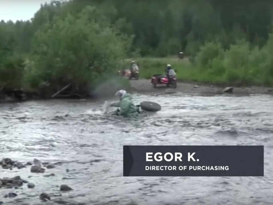 Tulessa - tai oikeammin melkein kaulaansa myöden vedessä Uralin ostojohtaja Egor K.