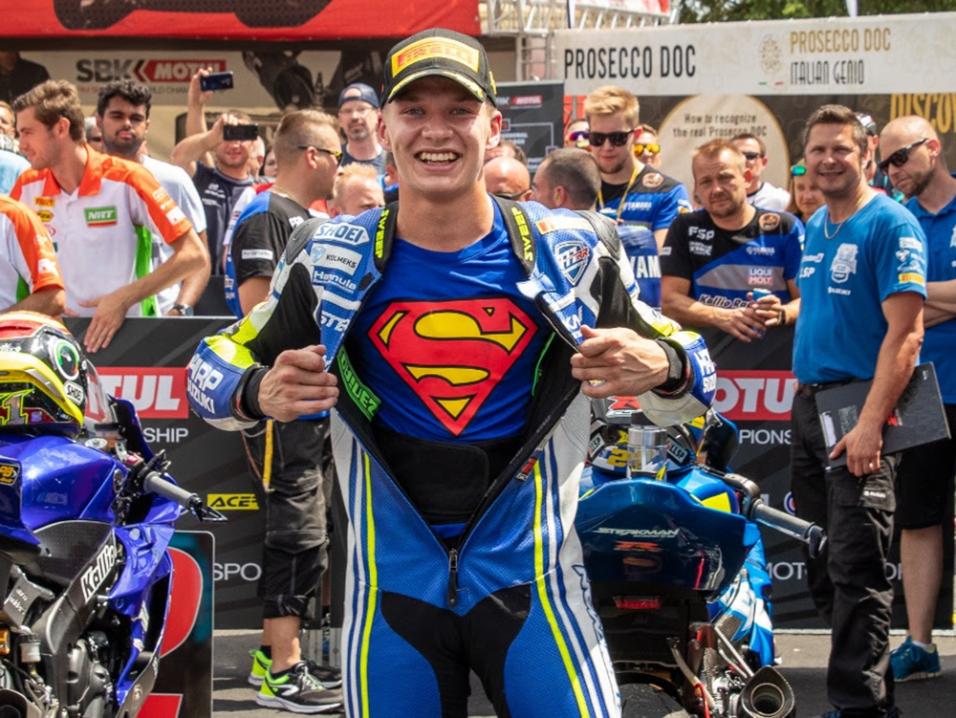 <p>Eemeli Lahti sijoittui supersport-luokan MM-sarjan Brnon osakilpailussa sijalle 9. Samalla Lahti ajoi toistamiseen Euroopan supersport-cupin ykköseksi. Kuva: Philippe Damiens.</p>