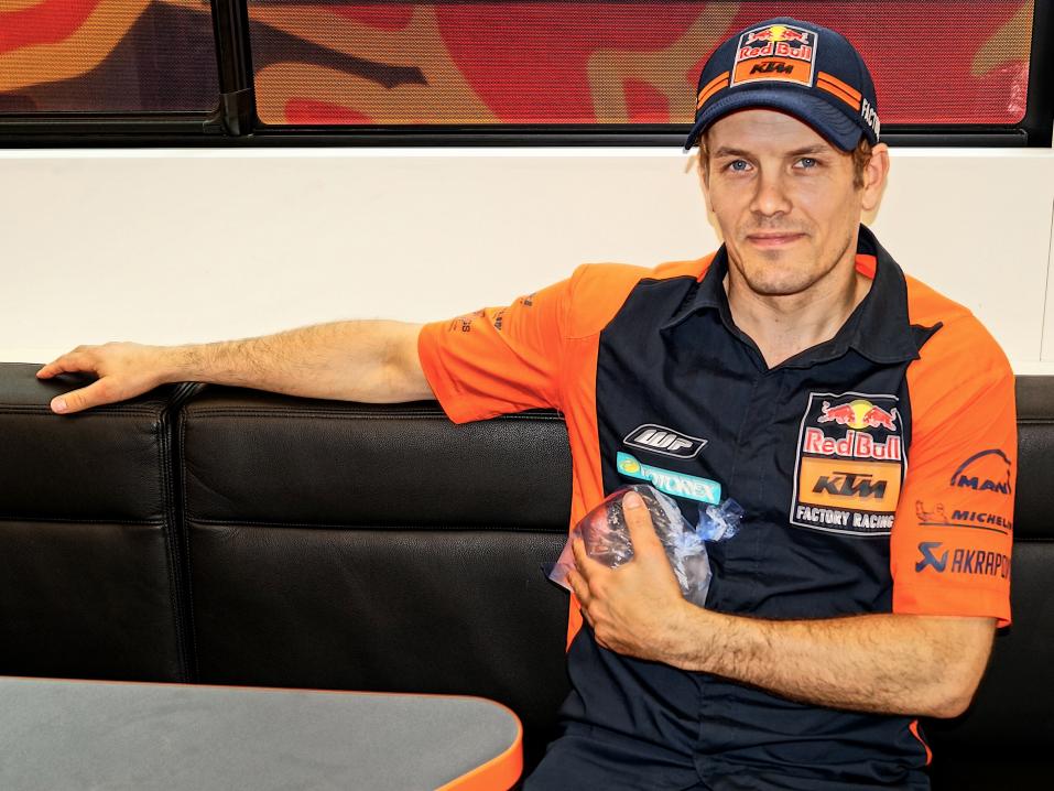 <p>Mika Kallio yritti parantaa kylkikipuaan jääpusseilla Barcelonan osakilpailun kaatumisen jälkeen. Kuva: Nita Korhonen.</p>