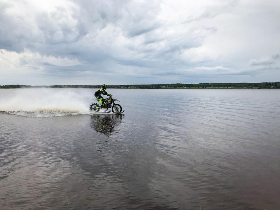 Matias Kivisaari vesicrossaamassa. Kuva: Eero Välkkilä.