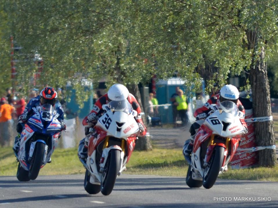 <p>IRRC Superbike -sarjassa kolmantena oleva Erno Kostamo (38) pyrkii pitämään Danny Webbin takanaan Imatralla. Kuva: Imatran moottorikerhon kuva-arkisto.</p>