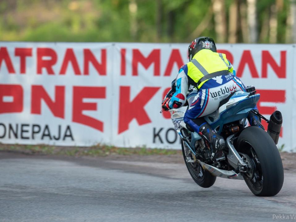 <p>IRRC Superbike -luokan sarjajohtaja Danny Webb osallistuu Imatranajoon ensimmäistä kertaa. Kuva: Pekka Varis.</p>