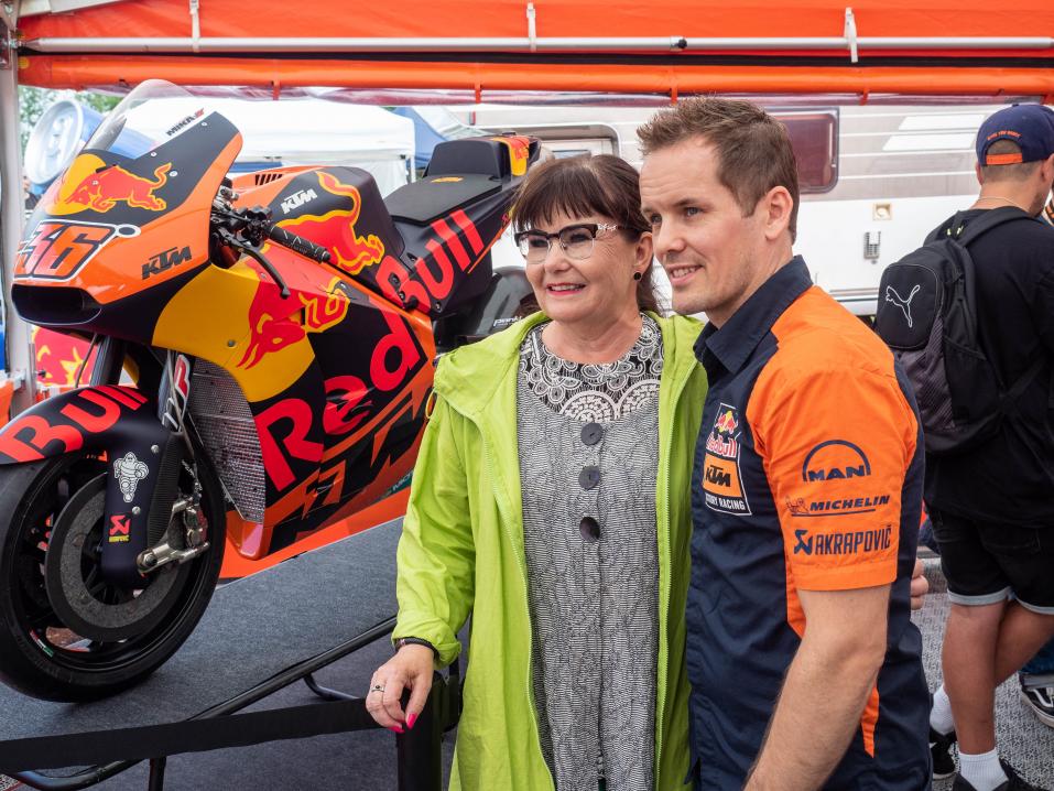 Mika Kallio, fani ja KTM:n MotoGP-pyörän replika Imatranajossa.