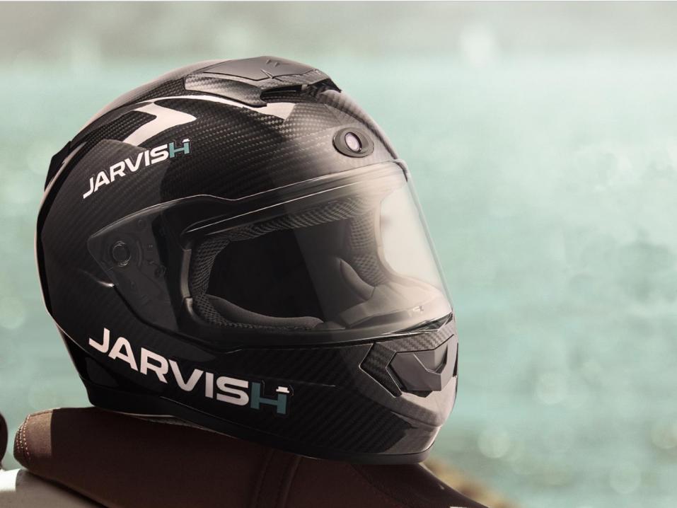Jarvish X-AR laajennetun todellisuuden moottoripyöräkypärä, joka on varustettu kahdella yhteensä yli 360 asteen kuvakulmaan pystyvällä kameralla ja heijastunäytöllä sekä Amazonin Alexalla.