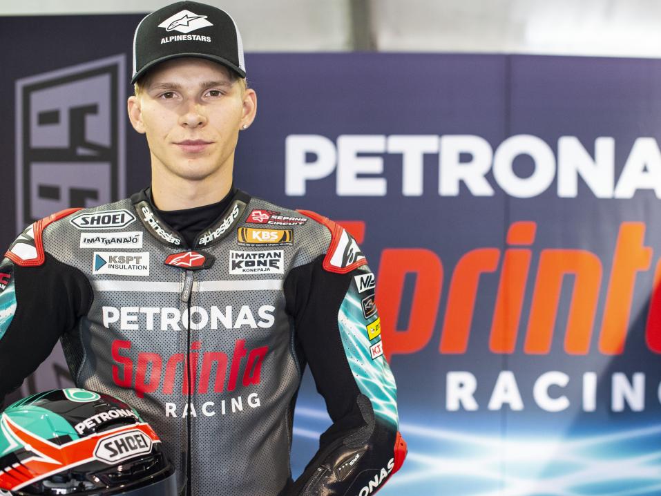 <p>Kovasta yrityksestä ja Alpinestarin tekemästä erikoishanskasta huolimatta Niki Tuuli ei pysty osallistumaan Sachsenringin Moto2-luokan MM-osakilpailuun. Kuva: Petronas Sprinta Racing.</p>