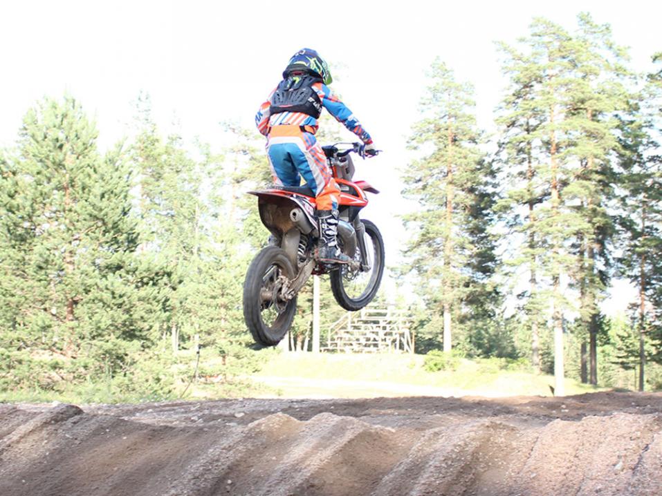 Riihimäen moottoripyöräkerho Kahvakopla ry järjestää nuorille suunnatun motocross-koulutusjakson Karhin motocross-radalla elokuun alusta lähtien.