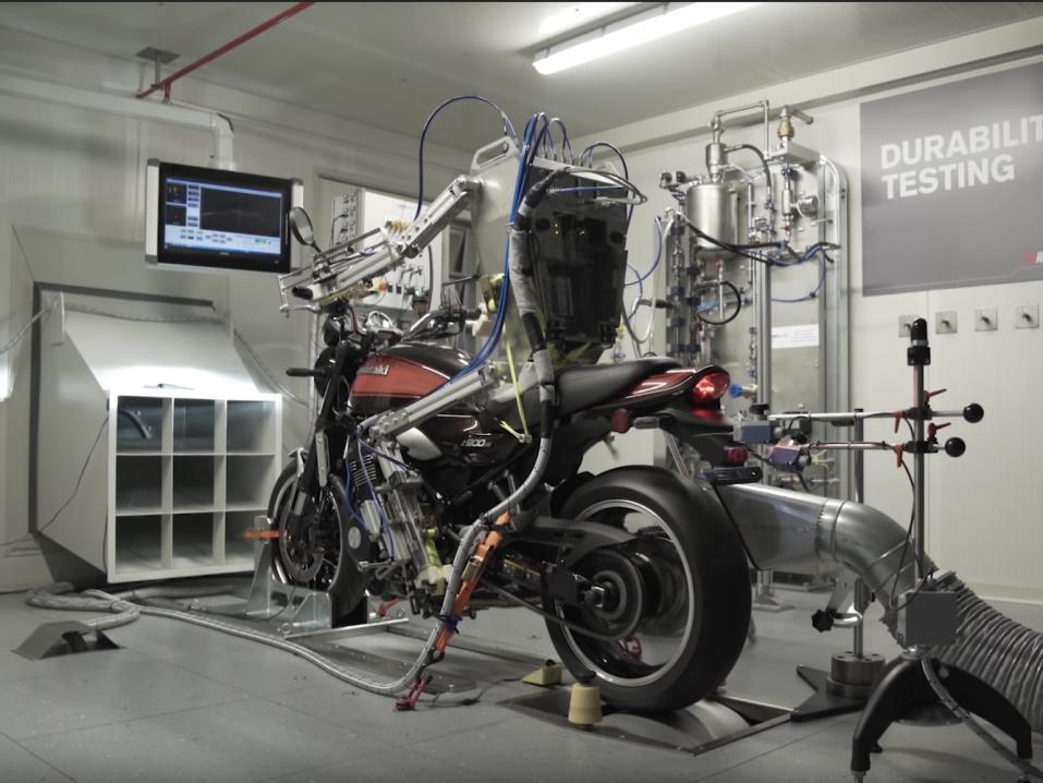 Akrapovičin uusi Durability Dyno -robotti, joka väsymättömästi ja muuttumatta testaa moottoripyöriä.