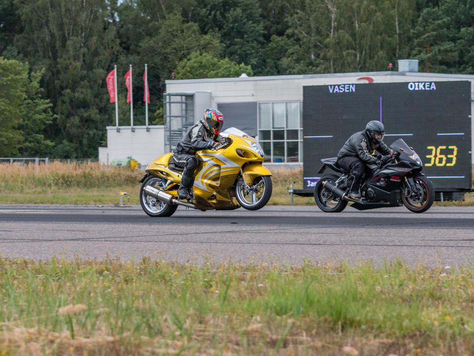 Nopein moottoripyörä ja samalla kokonaistilaston 2. oli Hannu Vaarala kullanvärisellä Suzuki Hayabusallaan, aika 8,8392s. Kuva Antti-Jukka Tuomela.