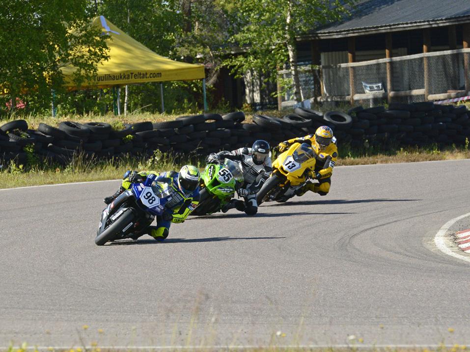 <p>Kuvassa Superbike-luokan pistekärki, Jani Rättö nro 98, Mika Hautala nro 55 ja Ville Valtonen nro 13.</p>