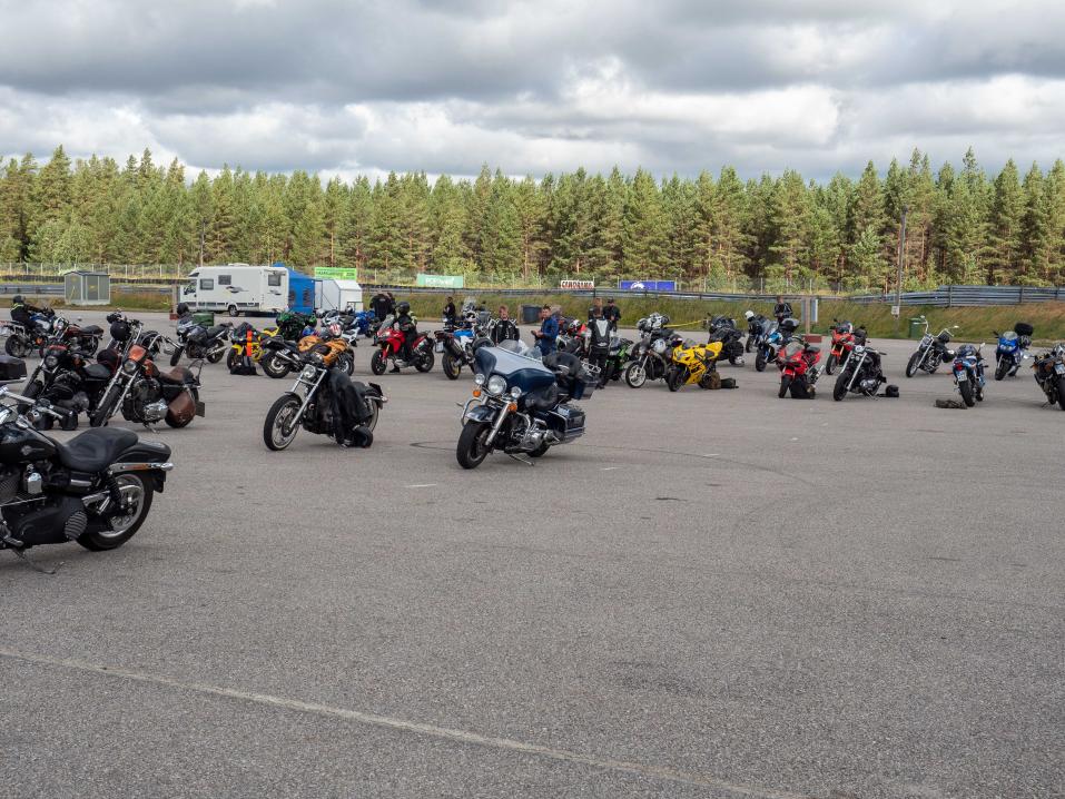 Saturday on the Raceway -tapahtuma keräsi mukavasti väkeä. Porukka vaihtui päivän mittaan - uusia tuli, toisia lähti, joten kisapäivä oli menestys.