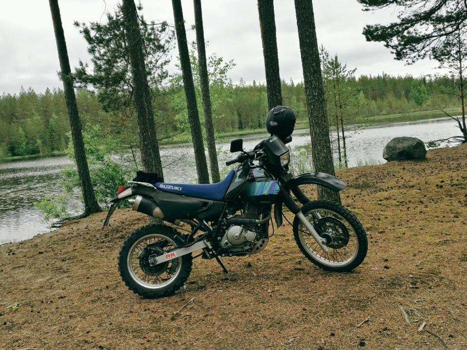 <p>Kuvassa varastettu enduromallinen Suzuki, rekisterinumero NU-137.</p>