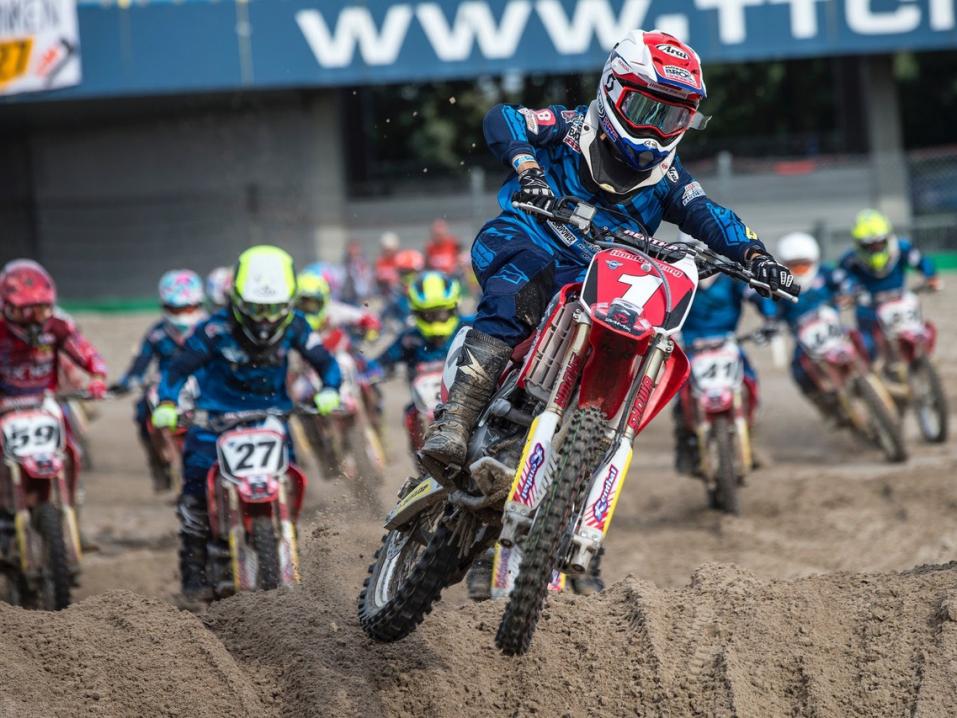 Manninen Bros hakee nyt motivoitunutta ja työtä pelkäämätöntä crossijunioria kotimaan ja Amerikan motocross-sarjoihin. Kuva: Team Manninen Bros. Honda tiedotus.