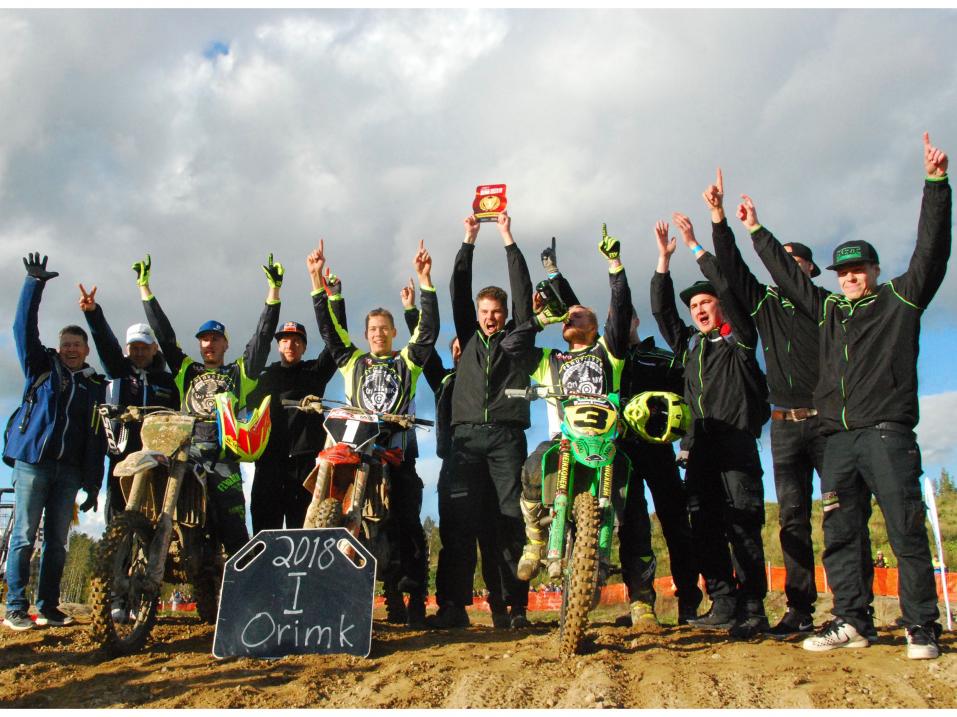 Kuva podiumilta. Orimattilan Moottorikerho ajoi kolmannen kerran perättäin motocrossin SM-kerhojoukkuemestariksi.