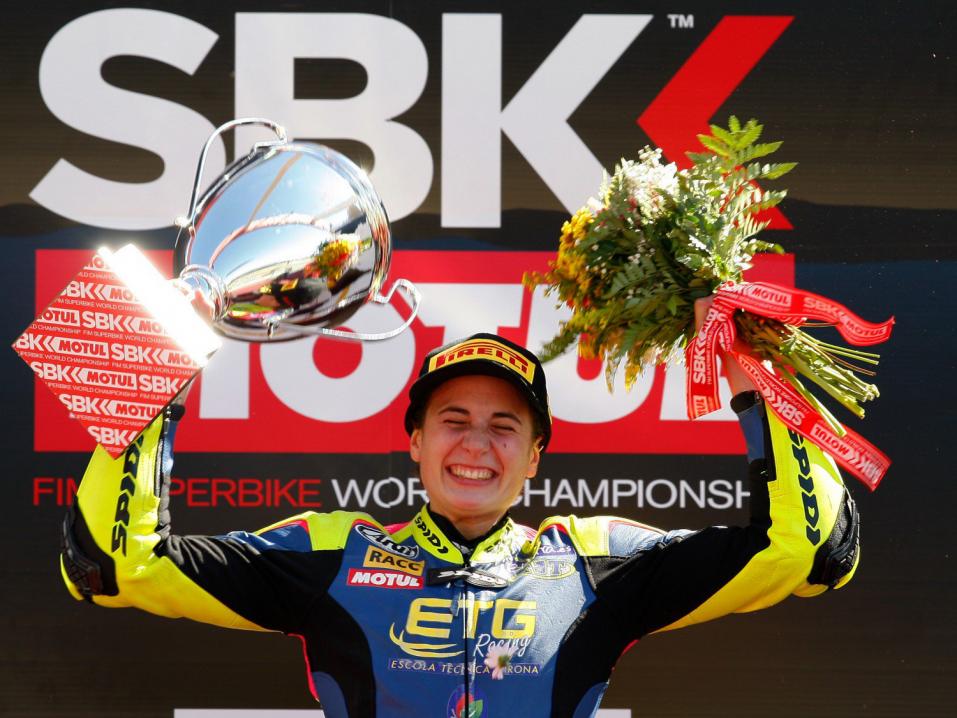 Ana Carrasco, tuore Superbike 300 -luokan maailmanmestari. Ensimmäisenä naisena soololuokassa juhlimassa mestaruuttaan.