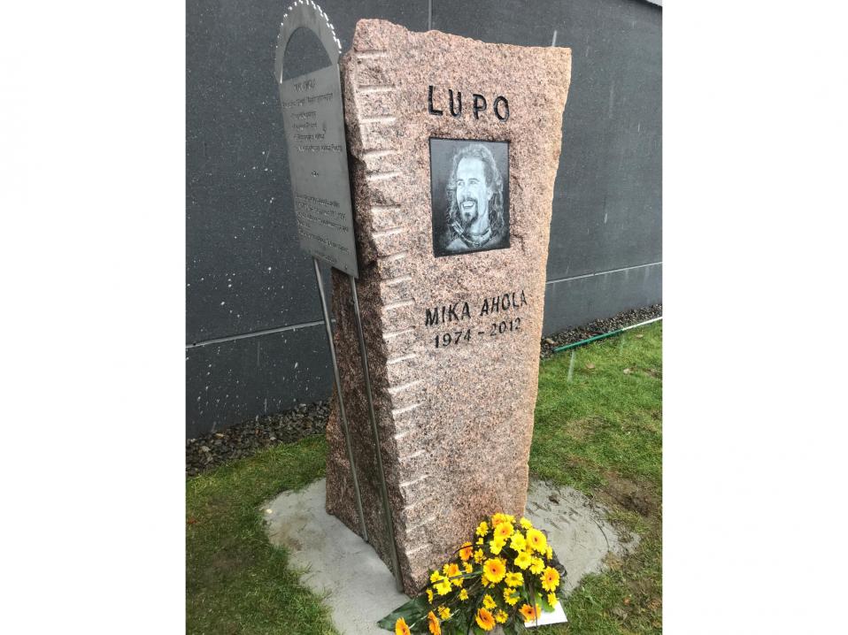 Mika Ahola sai perjantaina oman muistomerkin kotikaupunkiinsa Hämeenlinnaan. Kuva: Henri Saari