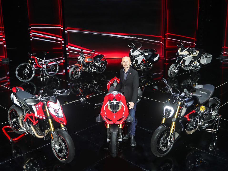 Claudio Domenicali ja Ducatin mallistoa EICMA:ssa. Kuvituskuva.