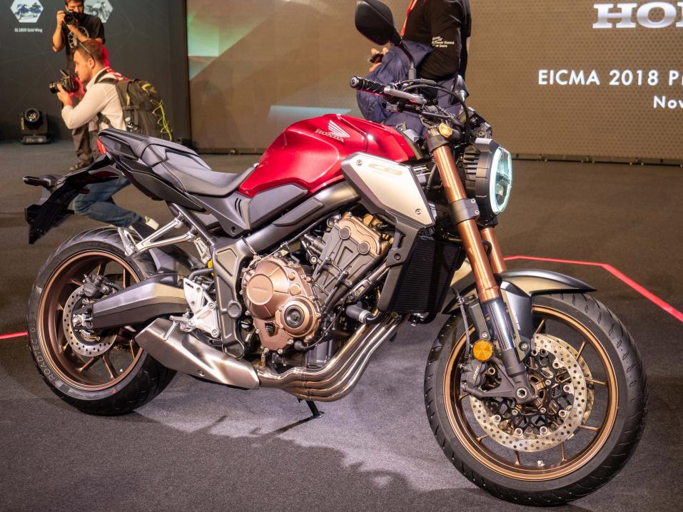 Honda CB650R Neo Sports Cafe vm 2019 EICMA-messujen julkistustilaisuudessa.