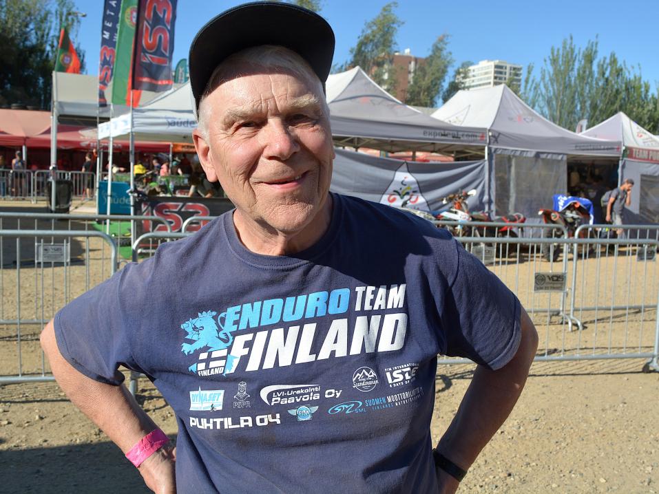 <p>80-vuotias Pertti Kärhä matkasi tänä vuonna Chilen Vina del Mariin 61 vuotta ensimmäisen Six Days Enduro -kilpailunsa jälkeen auttamaan Suomen joukkuetta. Kuva: Nita Korhonen.</p>