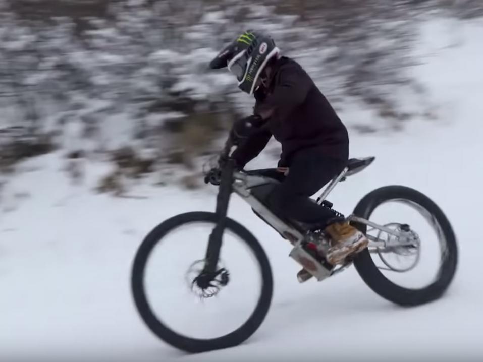 X-Games-tähti Jacko Strong testaamassa Harley-Davidsonin sähköistä kulkinetta.