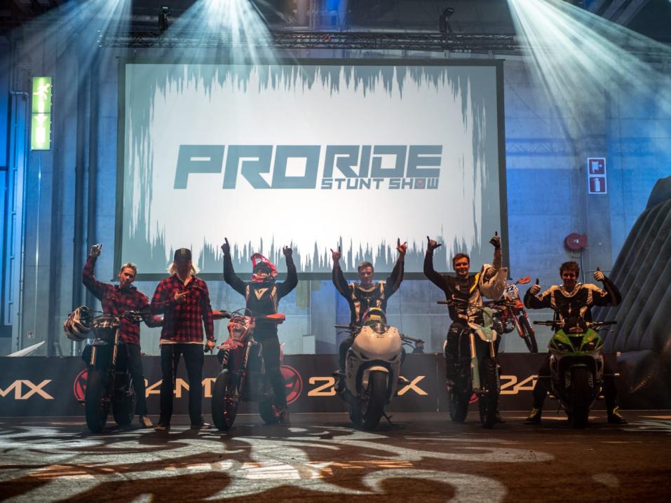 <p>Proride Stunt Show - henkilöt vasemmalta oikealle: Arttu Stenberg - Juuso Valtakari (juonto/tuottaja) - Regina Lanko - Joona Vatanen - Sebastian Westberg - Niko Säkkinen.</p>