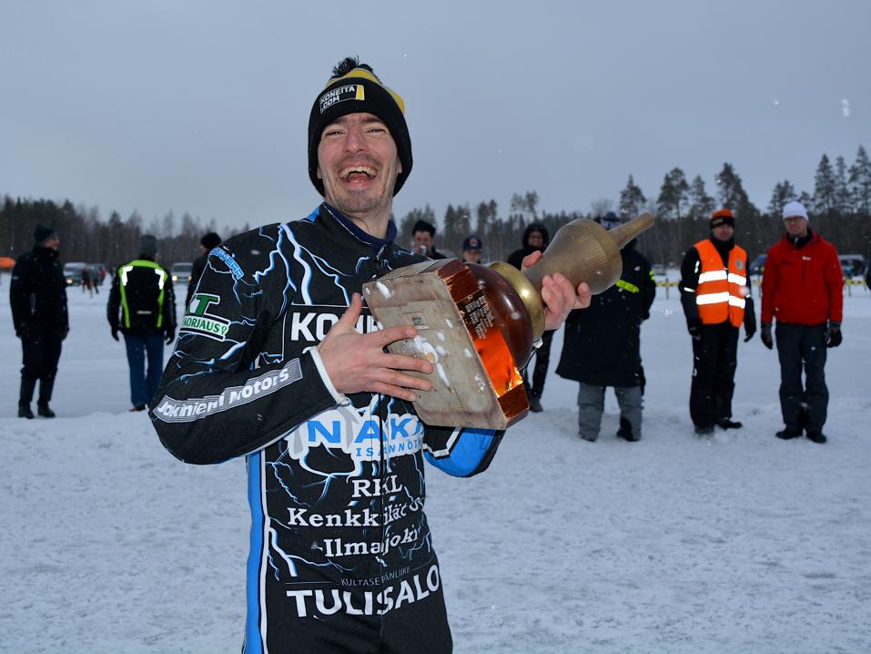 <p>Tuoreen Suomen mestarin on helppo hymyillä. Mikko Koskinen joutui taistelemaan toisesta henkilökohtaisesta mestaruudestaan aivan loppumetreille saakka. Kuva: Nita Korhonen.</p>